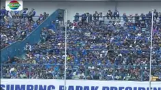 Di pintu masuk stadion Gelora Bandung Lautan Api sempat memanas.