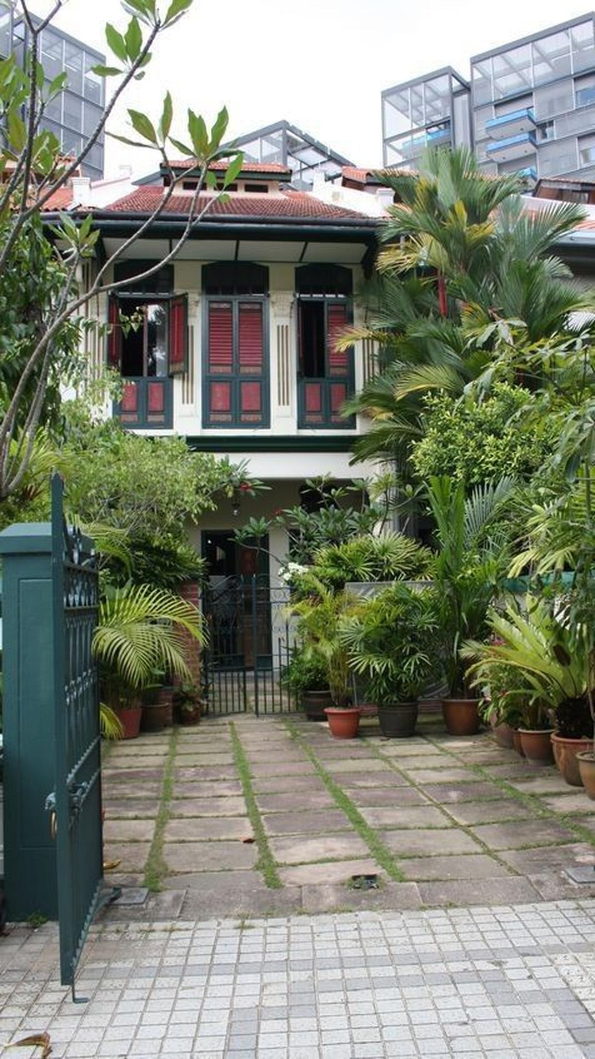 2. Rumah Jadul Bergaya Klasik dengan Sentuhan Budaya Betawi