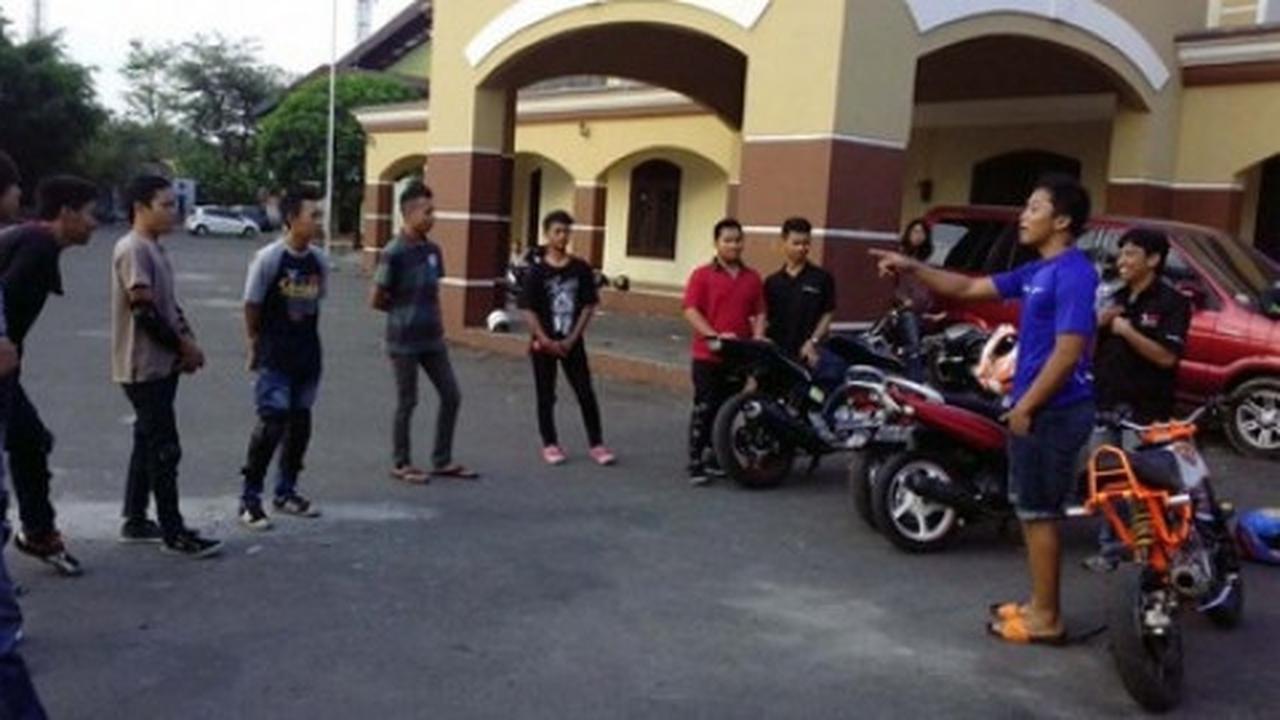 Wawan Tembong didik murid berakrobatik dengan V-Ixion