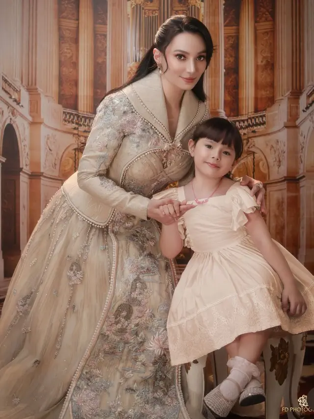 Asmirandah dan Putrinya, Chloe saat Photoshoot dengan busana earthtone. [@fdphotography90]