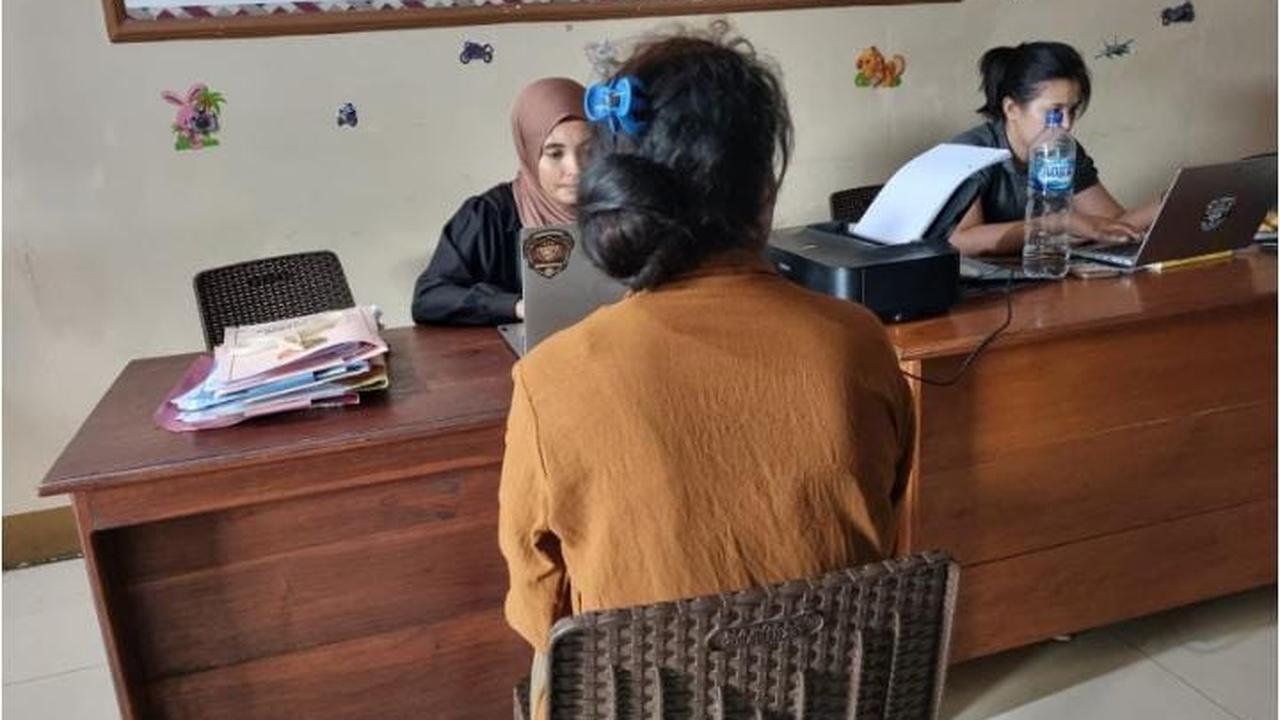 Ibu korban, Deningsi saat diperiksa di Polres Kupang (Liputan6.com/Ola Keda)