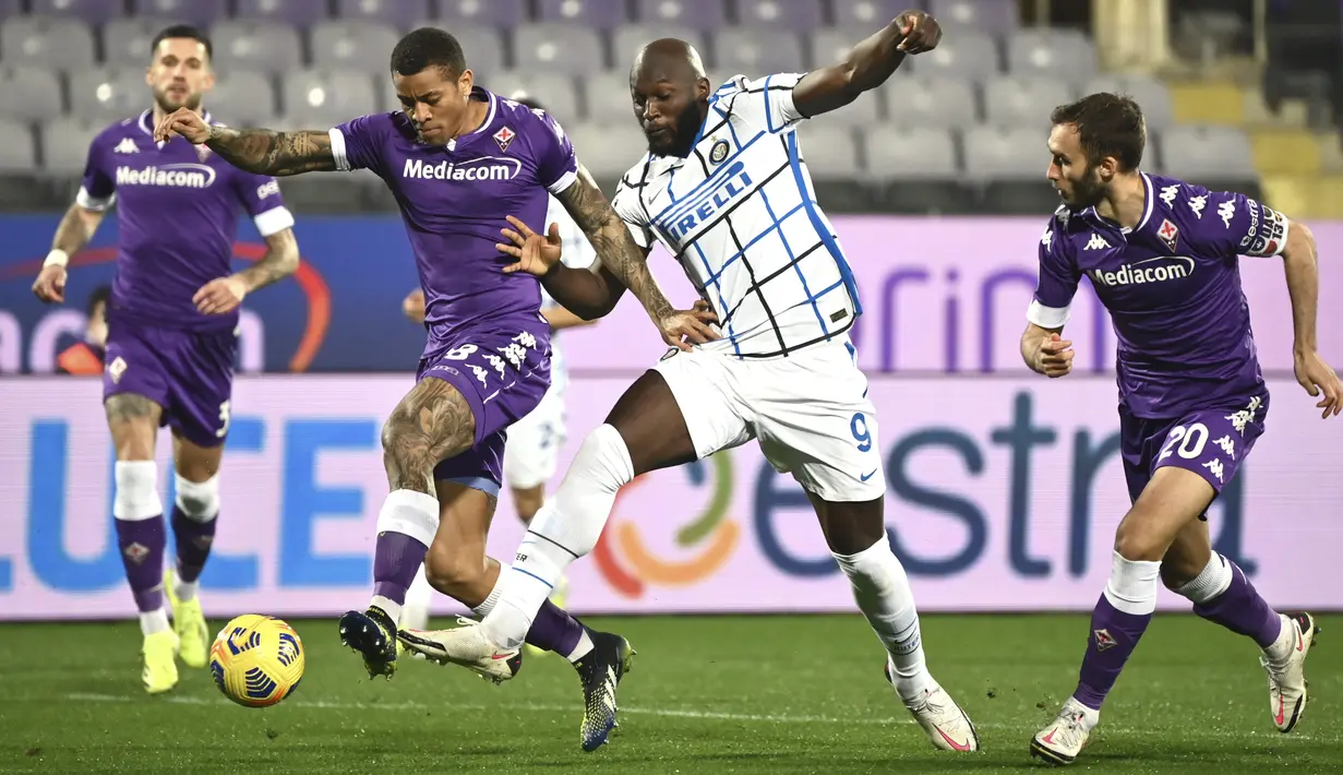 Penyerang Inter Milan, Romelo Lukaku berebut bola dengan bek Fiorentina, Igor Fiorentina ada lanjutan laga Liga Italia di Stadion Artemio Franchi, Sabtu dinihari WIB (6/2/2021). Inter Milan mengalahkan Fiorentina 2-0 dan menggusur AC Milan dari puncak klasemen Serie A. (Massimo Paolone/LaPresse via