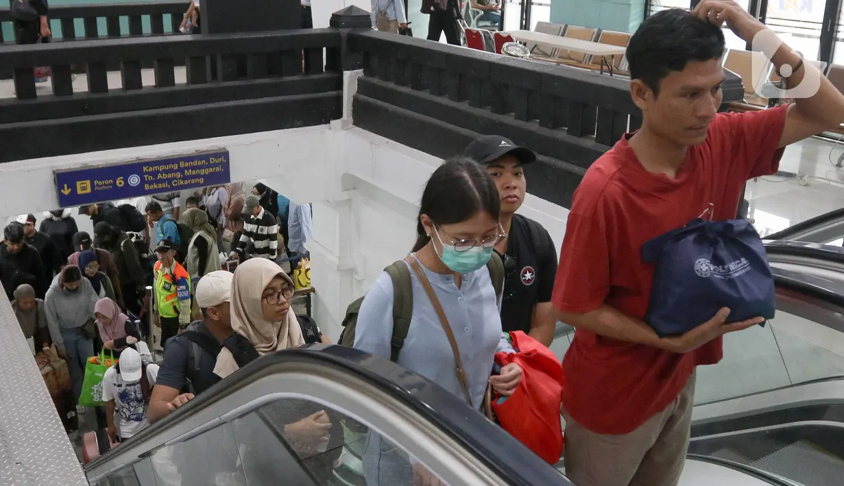 Untuk mengantisipasi lonjakan penumpang dan menjaga kelancaran arus balik, KAI Daop 1 Jakarta telah menambah jumlah personel yang bertugas. (Liputan6.com/Herman Zakharia)