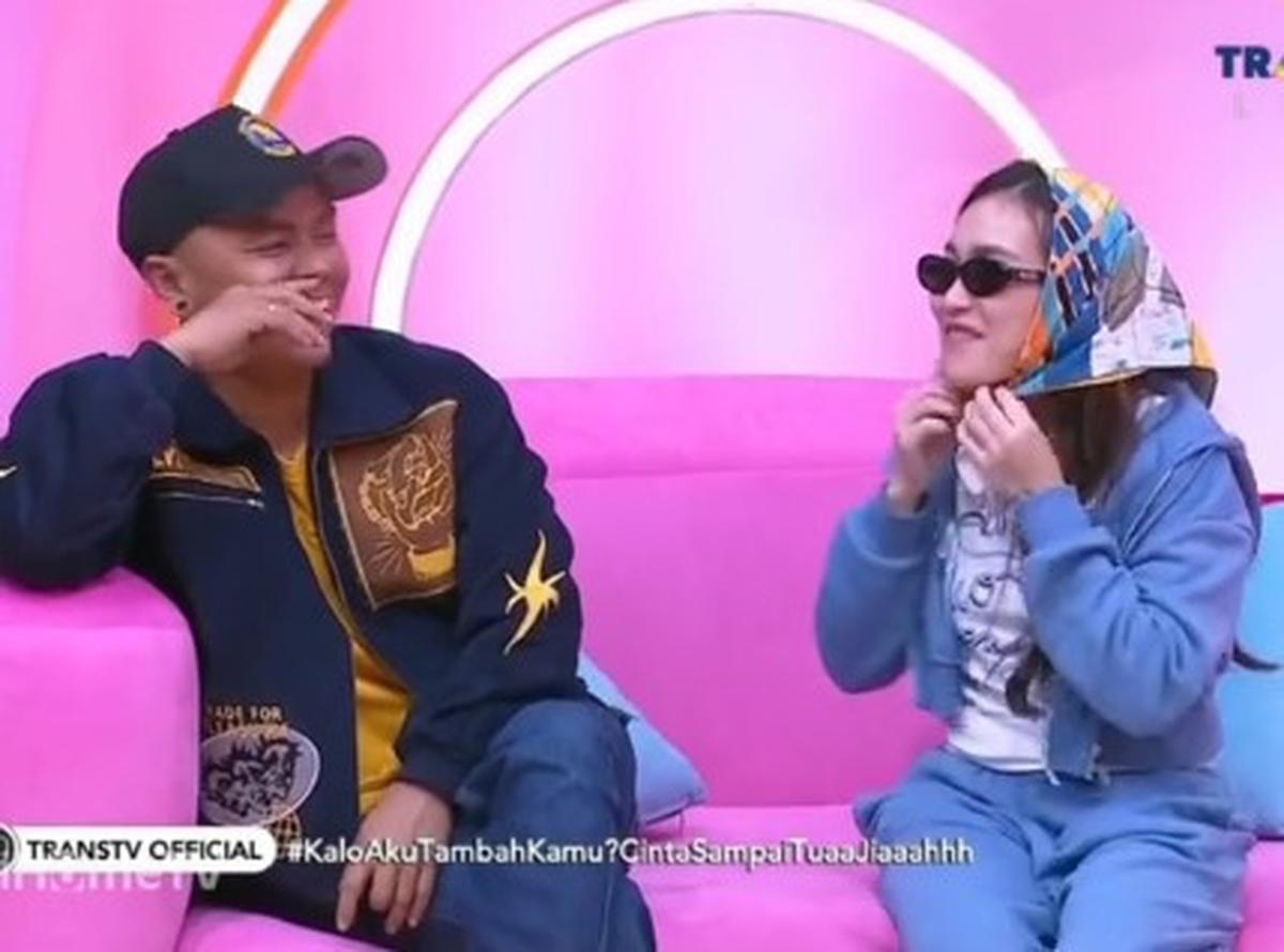 Ikut Tren Korea Kenakan Syal di Kepala, Ayu Ting Ting Kena Protes Anak Kartika Putri: Pakai Kerudungnya yang Bener Dong