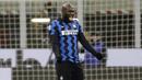 Striker Inter Milan, Romelu Lukaku, melakukan selebrasi usai mencetak gol ke gawang Lazio pada laga Liga Italia di Stadion Giuseppe Meazza, Senin (15/2/2021). Inter Milan menang dengan skor 3-1. (AP/Luca Bruno)