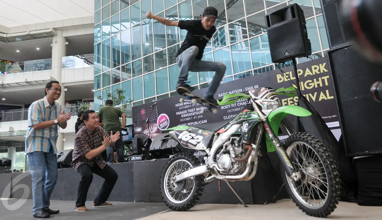  GM One Belpark, Yossie Salaki dan CCO Harmas, Jerry Sondakh melihat aksi skater melompati sepeda motor, Jakarta, Minggu (29/10). One Belpark hadirkan kegiatan skate coaching clinic dan virtual racing. (Liputan6.com/Yoppy Renato)