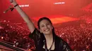 Yunita Siregar membawa unsur budaya Indonesia ke dalam gaya fesyennya. Ia mengenakan kebaya hitam sebagai outer yang dipadukan dengan tank top hitam dan obi batik merah sebagai sentuhan etnik yang menawan. [@yunitasiregar].