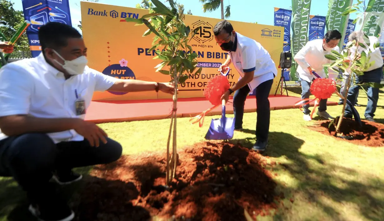 Direktur Utama PT Bank Tabungan Negara (BTN), Haru Koesmahargyo dan founder PT Duta Putra Land, Herman Soedarsono melakukan penanaman pada peresmian program suku bunga khusus 1,45% KPR Platinum dalam rangka HUT KPR ke 45 di Bogor, Jawa Barat, Kamis (2/12/2021). (Liputan6.com/HO/BTN)