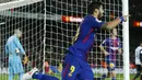 Striker Barcelona, Luis Suarez, melakukan selebrasi usai mencetak gol ke gawang Valencia pada laga leg pertama semifinal Copa Del Rey di Stadion Camp Nou, Jumat (2/2/2018). Barcelona menang 1-0 atas Valencia. (AP/Manu Fernandez)