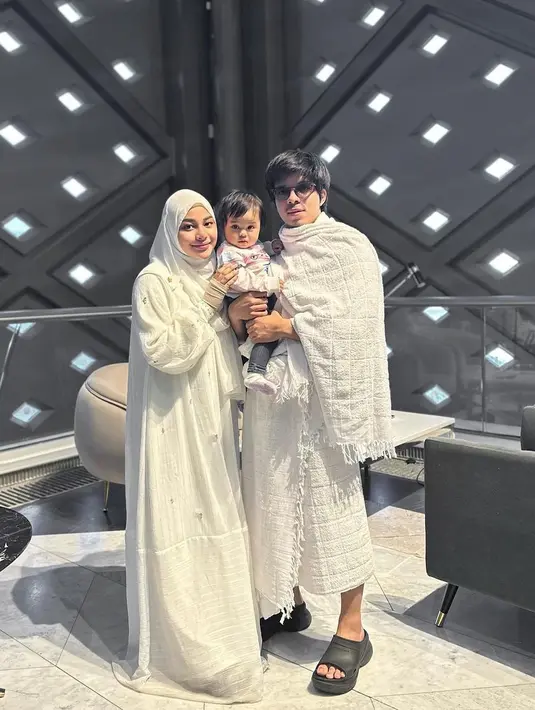 Aurel Hermansyah dan Atta Halilintar kini tengah menjalani ibadah umrah bersama Ameena. [Foto: IG/aurelie.hermansyah].