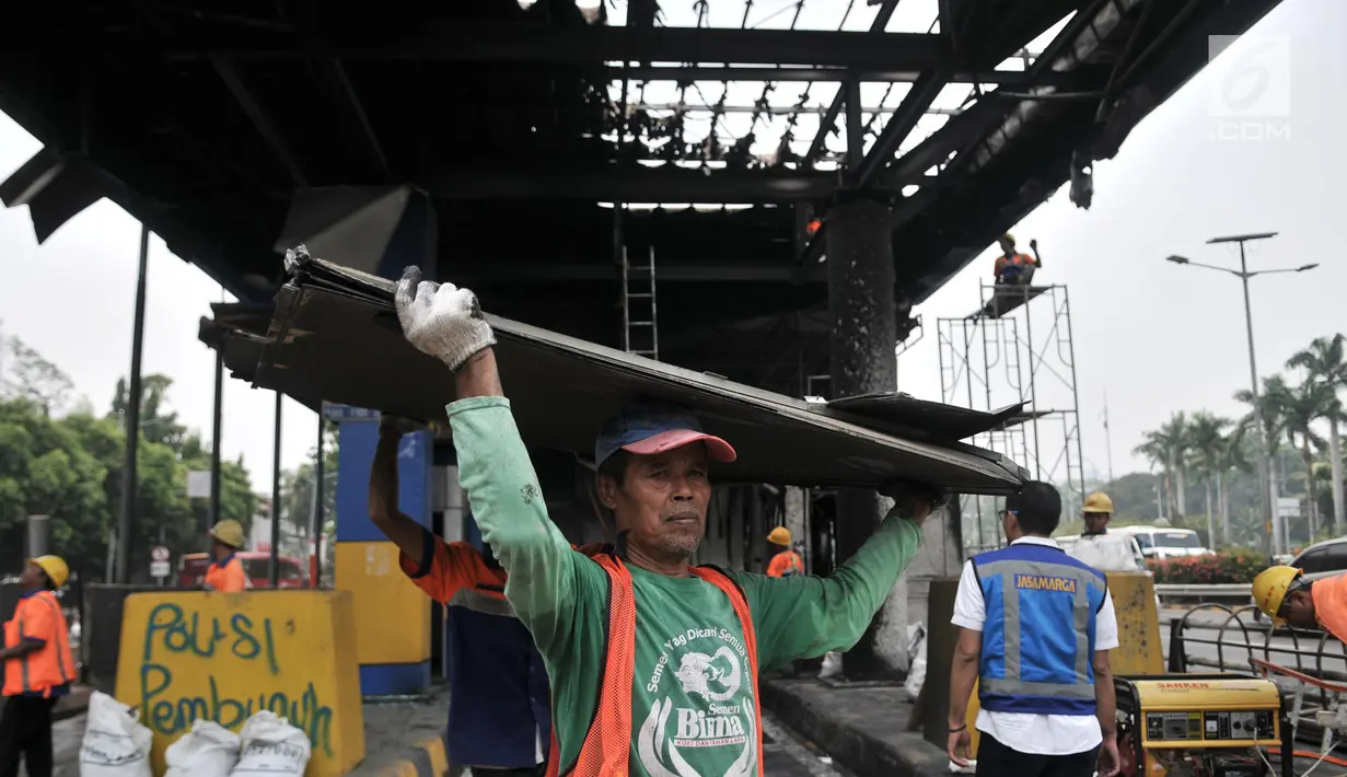Petugas membongkar puing-puing fasilitas yang hangus terbakar di Gerbang Tol Pejompongan, Jakarta, Rabu (25/9/2019). Akibat kejadian ini terpaksa ditutup hingga waktu yang belum ditentukan. (merdeka.com/Iqbal S. Nugroho)