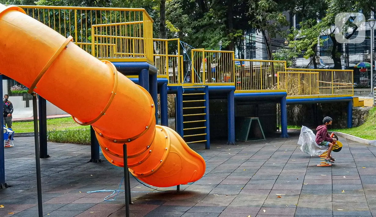 Anak-anak bermain di Taman Puring, Jakarta, Minggu (14/3/2021). Mulai 13 Maret 2021, Dinas Pertamanan dan Hutan Kota Provinsi DKI Jakarta kembali membuka 28 Ruang Terbuka Hijau (RTH) Ibu Kota di masa penerapan Pemberlakuan Pembatasan Kegiatan Masyarakat (PPKM) Mikro. (Liputan6.com/Faizal Fanani)