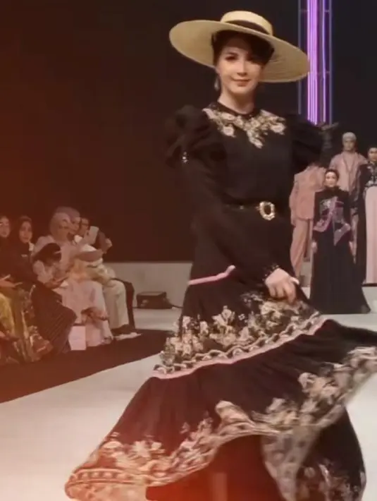 Berjalan di atas catwalk, istri wakil gubernur Jawa Timur Emil Dardak itu memancarkan pesona yang tak tertandingi.