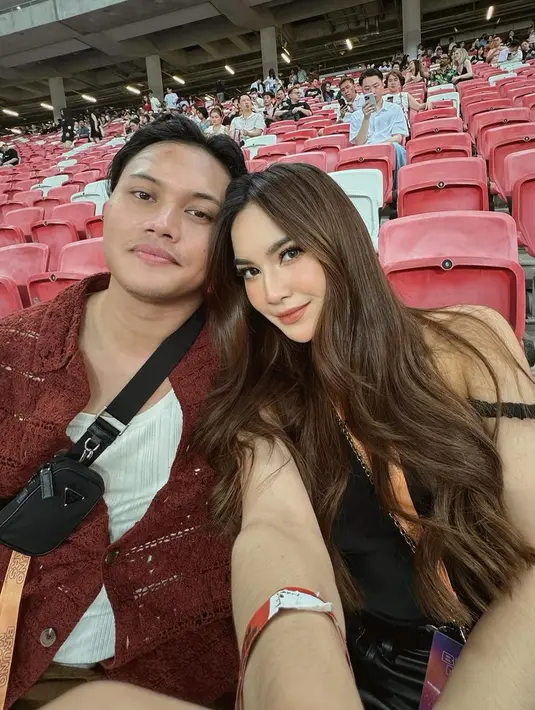 Gaya couple Rizky Febian dan Mahalini Raharja saat nonton konser Bruno Mars. Potret selfie yang manis dari keduanya tampil serasi. [Foto: Instagram/mahaliniraharja]