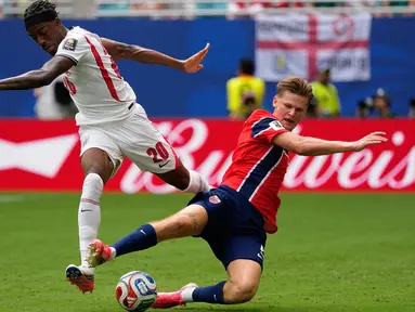 Pemain Inggris Noni Madueke berebut bola dengan pemain Norwegia  David Moeller Wolfe selama pertandingan perempat final Piala Dunia antara Norwegia dan Inggris di Miami Gardens, Florida, Sabtu, 11 Juli 2026. (AP Photo/Chris Carlson)