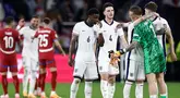 Reaksi para pemain Inggris usai pertandingan sepak bola Euro 2024 Grup C melawan Serbia di Arena AufSchalke di Gelsenkirchen pada 16 Juni 2024. (KENZO TRIBOUILLARD/AFP)