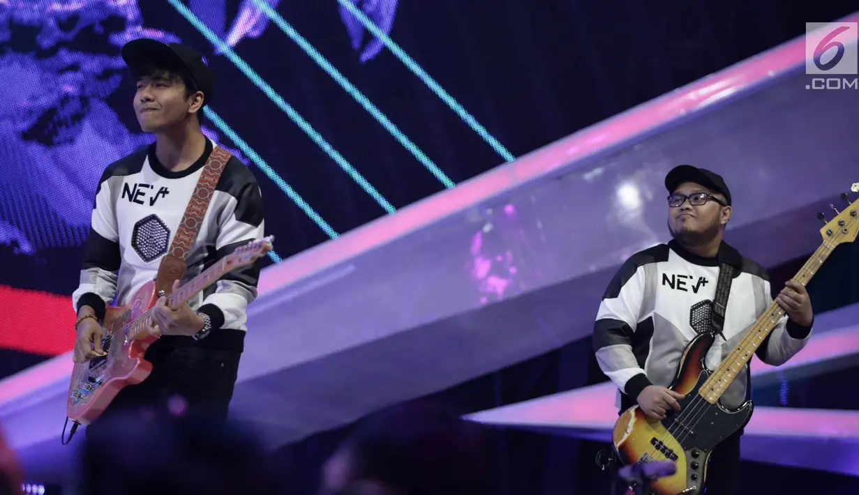 Gaya panggung personel NEV+ saat berkolaborasi dengan Sheryl Sheinafia dan Rizky Febian dalam acara SCTV Music Award 2018 di Studio 6 Emtek, Jakarta, Jumat (27/4). (Liputan6.com/Faizal Fanani)
