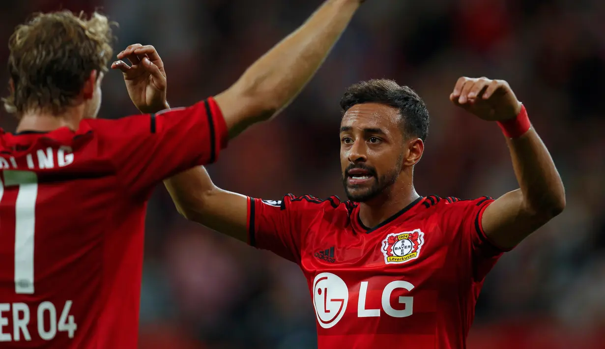 Gelandang Leverkusen, karim bellarabi (kanan) melakukan selebrasi usai mencetak gol ke gawang Lazio pada leg kedua Liga Champions di Leverkusen, Jerman, (26/8/2015). Leverkusen menang atas Lazio dengan skor 3-0. (REUTERS/Ina Fassbender)
