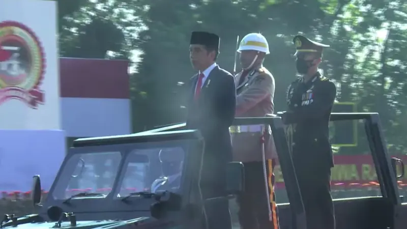 Presiden Jokowi menganugerahkan tanda kehormatan Bintang Bhayangkara Nararya untuk tiga anggota Polri yang dinilai telah berjasa besar dalam menjalankan tugasnya.