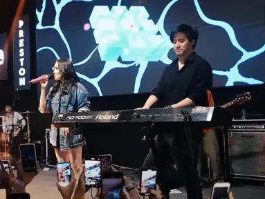 Aksi duet Momo Geisha dan Vierratale saat tampil di Malang, Jawa Timur. (Foto: YouTube/
Momo Youtube Channel)