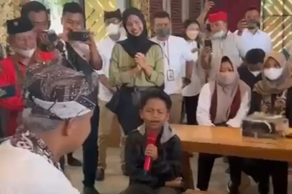 Farel Prayoga bernyanyi Ojo Dibandingke di depan Gubernur Jawa Tengah Ganjar Pranowo di Wisma Atlet Banyuwangi (Istimewa)