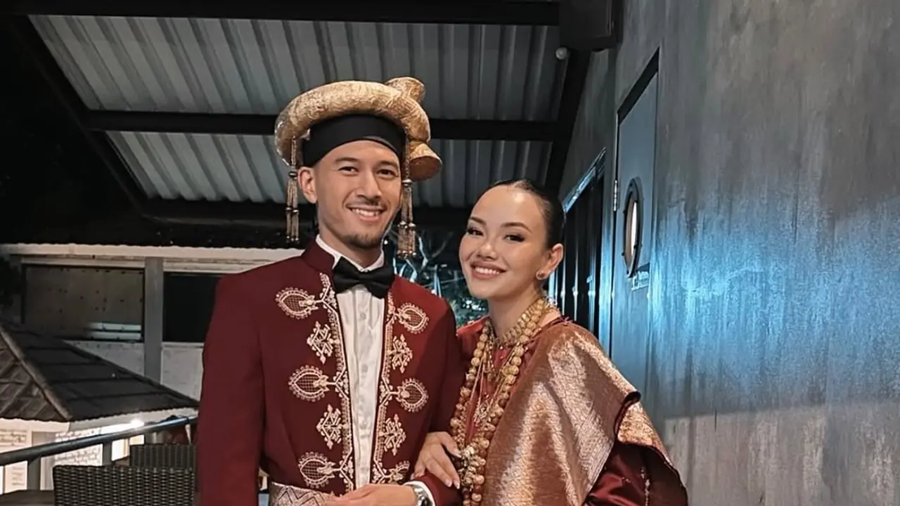 Gaya Kakak Alyssa Daguise dalam Balutan Busana Koto Gadang di Resepsi Kedua di Jakarta