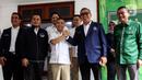 Ketua Harian DPP Partai Gerindra Sufmi Dasco Ahmad (tengah) berjabat tangan dengan Wakil Ketua Umum Partai Nasdem Ahmad Ali usai melakukan pertemuan di Sekretariat Bersama Gerindra-PKB, Jakarta, Kamis (26/1/2023). Pertemuan petinggi Gerindra-PKB-Nasdem tersebut untuk bersilahturahmi antarpartai politik jelang Pemilu 2024 sekaligus membahas koalisi perubahan Indonesia Raya yang diharapkan memberi dampak positif agar persatuan dapat terjaga. (Liputan6.com/Johan Tallo)