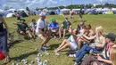 Para penonton berpesta di perkemahan Festival Roskilde, di Roskilde, Denmark, Selasa (28/6/2022). Program musik dimulai pada 29 Juni 2022 dan diputar hingga 2 Juli 2022. (Torben Christensen/Ritzau Scanpix/AFP)