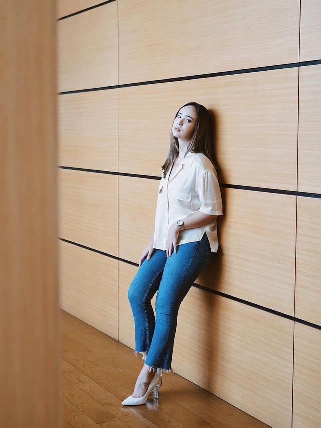 Potret Gaya Kasual Pamela Bowie Saat Kenakan Kemeja. (Sumber: Instagram/pamybowie)