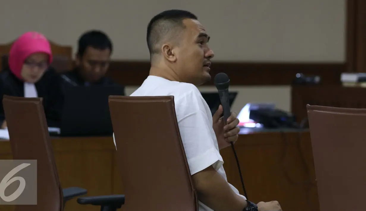 Saipul Jamil saat mengikuti sidang dengan Terdakwa Kasman Sangaji di Pengadilan Tipikor, Jakarta, Senin (19/9). Saipul Jamil menjadi saksi terkait kasus suap panitera pengganti Pengadilan Negeri Jakarta Utara. (Liputan6.com/Helmi Afandi)