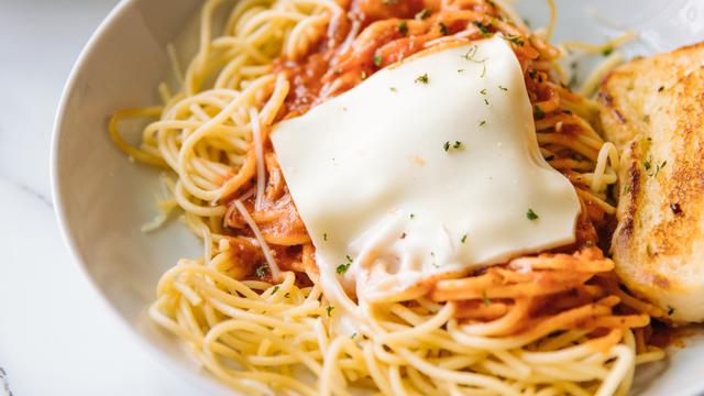 Ilustrasi spaghetti aglio olio mozarella