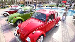 Mobil klasik Volkswagen ditampilkan dalam pameran mobil klasik di Marina Crescent, Kuwait City, Kuwait, 29 Oktober 2021. (YASSER AL-ZAYYAT/AFP)