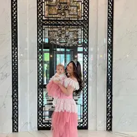 Penampilan Jessica Mila dan putri kecilnya ini dapat menjadi inspirasi sempurna bagi para ibu yang ingin tampil serasi dengan anak mereka di acara spesial.  [@jscmila].