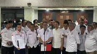 Ketua Tim Hukum Nasional Anies-Muhaimin (AMIN) Ari Yusuf Amir menyerahkan langsung kesimpulan sengketa Pilpres 2024, kepada Mahkamah Konstitusi (MK). (Liputan6.com/Muhammad Radityo Priyasmoro).