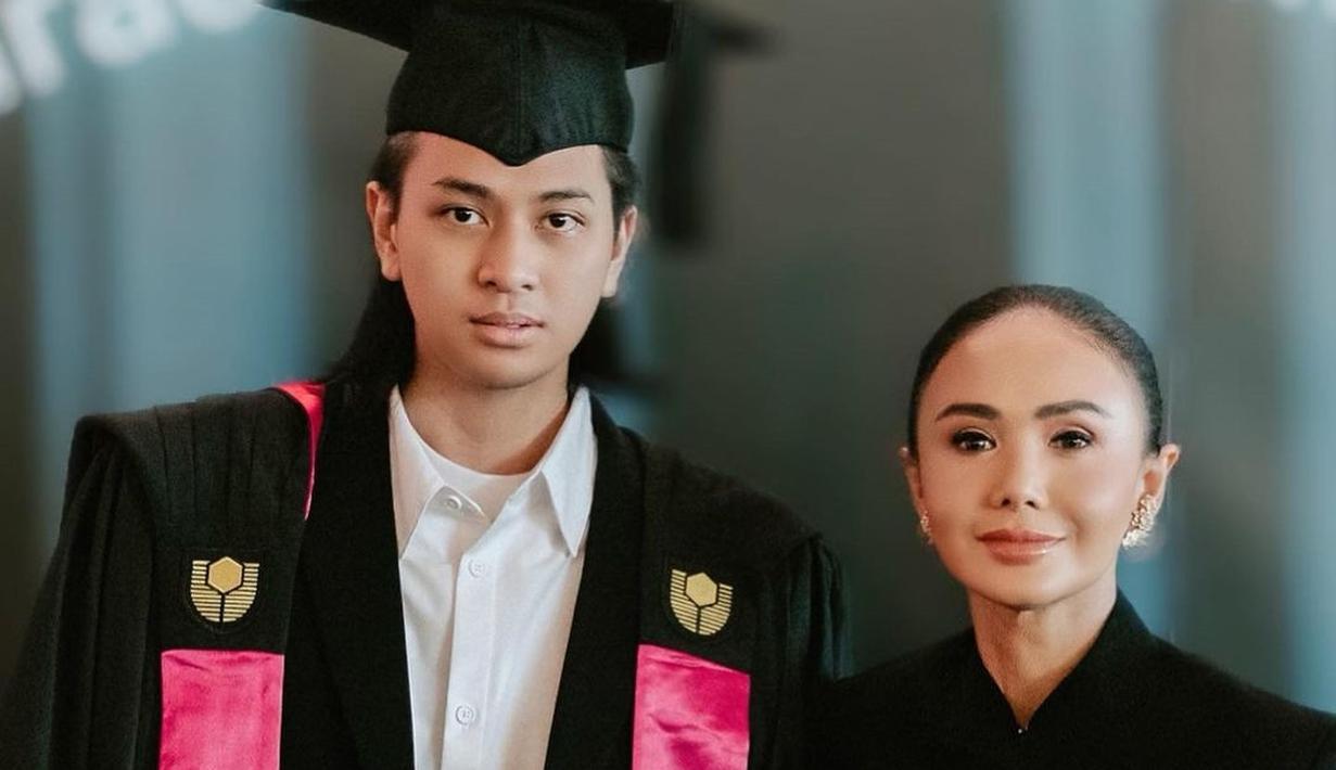 Momen wisuda Cavin pun tidak dilewatkan oleh Yuni Shara. Melalui akun Instagram pribadinya, kakak dari penyanyi Krisdayanti itu membagikan sederet potret sang buah hati. Mengiringi unggahannya, Yuni menuliskan keterangan mengenai Cavin yang sudah menyelesaikan kuliahnya di Singapura. (Liputan6.com/IG/@yunishara36)