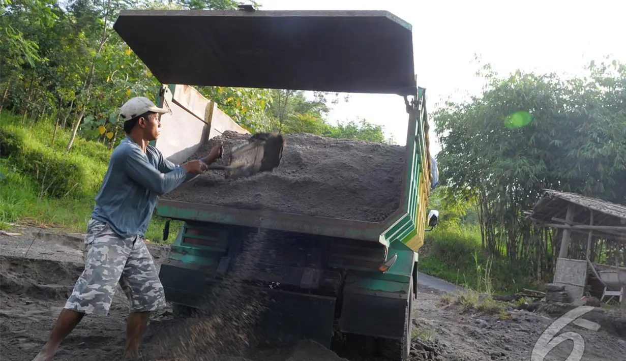 Warga tetap bekerja seperti biasa. Salah satunya ialah menambang pasir, Yogyakarta, Senin (12/05/2014) (Liputan6.com/Andrian M Tunay).