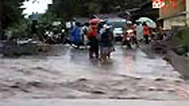Hujan Deras Gelontorkan Lahar Dingin