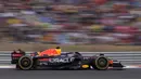 Pebalap Oracle Red Bull Racing, Max Verstappen memacu mobilnya saat Formula 1 GP Hungaria yang berlangsung di Sirkuit Hongaronging, Budapest, pada Minggu (31/7/2022). (AP/Darko Bandic)