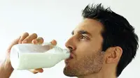 Minum susu sebelum melakukan perjalanan tidak membuat Anda selalu ingin pergi ke kamar mandi. Sumber : beranda.com.