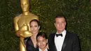 Belum usai dari keramaian publik soal perceraian Angelina Jolie dan Brad Pitt, kini muncul berita menghebohkan pertengkaran Pitt dan Maddox, anak angkat pertama Jolie saat mereka melakukan perjalanan menuju Perancis minggu lalu. (AFP/Bintang.com)