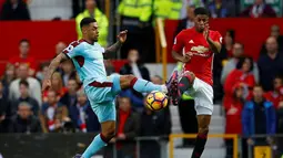Pemain Burnley, Andre Gray, berebut bola dengan pemain Manchester United, Marcus Rashford, pada laga Premier League 2016-2017 di Stadion Old Trafford, Sabtu (29/10/2016). (Reuters/Phil Noble)
