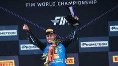 Aldi Satya Mahendra merayakan keberhasilan dirinya merengkuh titel juara dunia WorldSSP300 2024 di podium Sirkuit Jerez, Minggu (20/10/2024) sore WIB. (Instagram Aldi Satya Mahendra)