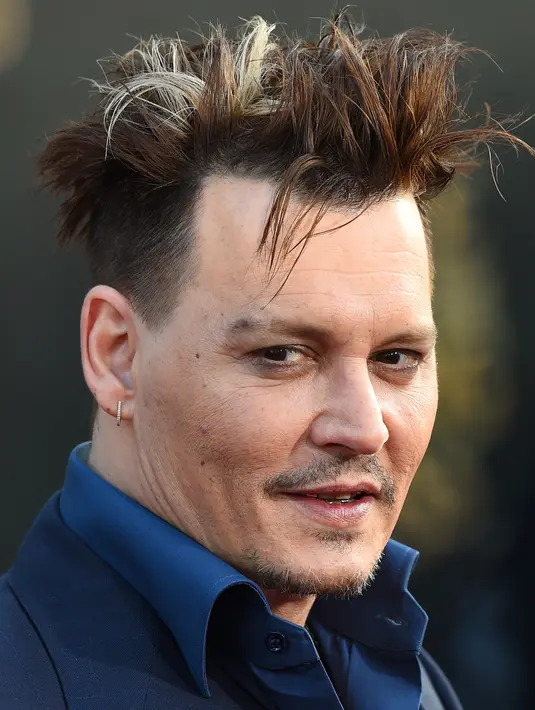 Dia berusaha bangkit dari keterpurukannya mengenai tuduhan kasus KDRT pada Amber Heard. Johnny pun selalu tabah dan tetap menjalani aktivitasnya dengan baik. (AFP/Bintang.com)