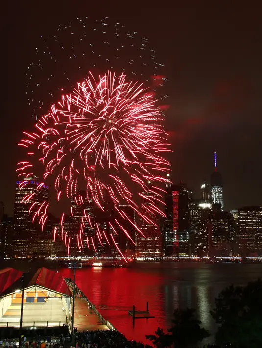 Kemeriahan pesta kembang api menghiasi langit Manhattan,  New York, saat perayaan hari kemerdekaan Amerika Serikat (AS) , Senin (4/7). AS merayakan hari ulang tahun kemerdekaan yang ke-240 dari Inggris. (KENA Betancur/AFP)