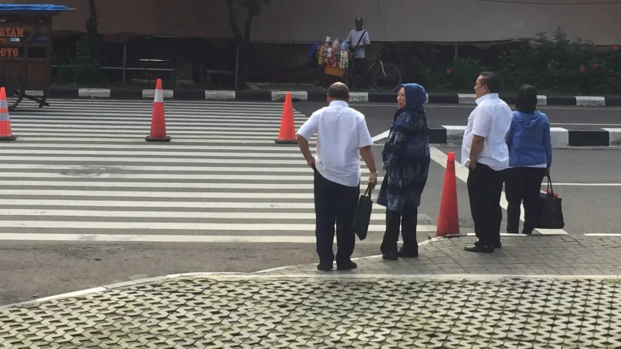 Sekretaris Jenderal Kementerian PUPR, Anita Firmanti Eko Susetyowati (tengah) usai diperiksa KPK. (Liputan6.com/Muhammad Radityo Priyasmoro)