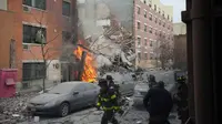 Petugas pemadam kebakaran bekerja di lokasi ledakan yang meratakan dua gedung apartemen di kawasan East Harlem pada Maret 2014. (AP/Jeremy Sailing)