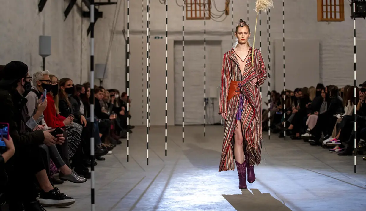 Seorang model mempersembahkan kreasi desainer Lithuania Akvile Jancauskaitepada festival mode Fashion Infection di Vilnius, Lithuania, Jumat (16/10/2020). Fashion Infection merupakan festival mode tahunan paling terkemuka di Lithuania. (AP Photo/Mindaugas Kulbis)