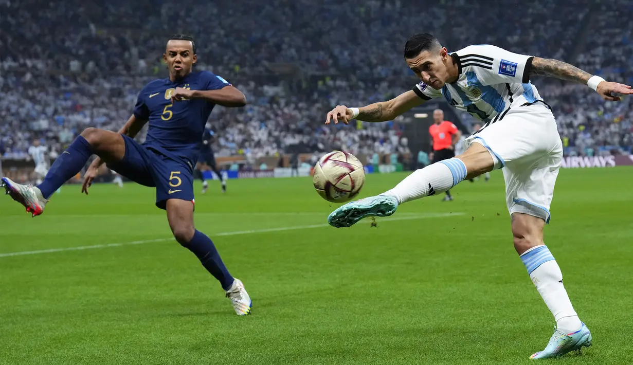 Argentina terus menyerang pertahanan Prancis lewat Angel Di Maria, namun Jules Kounde (kiri) terus membayangi pergerakan pemain Juventus itu. (AP Photo/Natacha Pisarenko)