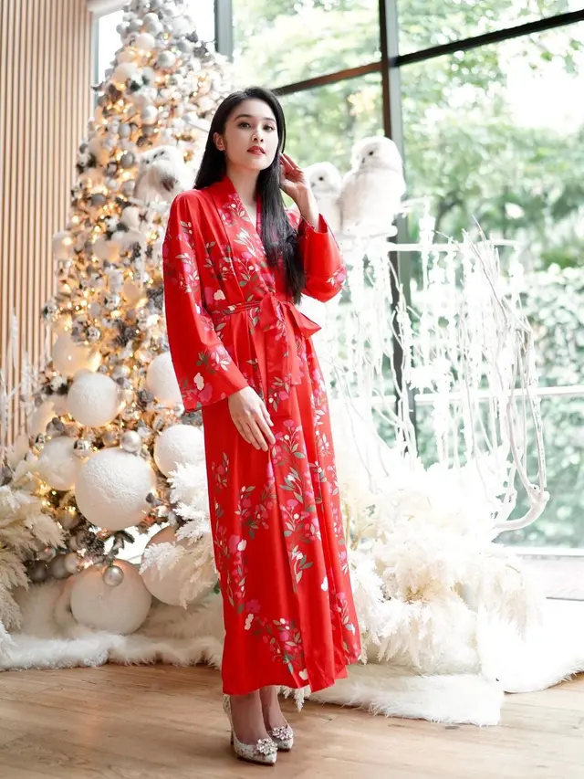 Gaya Sandra Dewi jelang Natal 2021 (Foto: Instagram/@sandradewi88)