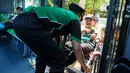 <p>Seorang suporter berkebutuhan khusus dibantu petugas memasuki shuttle bus penonton dari titik lokasi Balai Kota Surabaya menuju Stadion Gelora Bung Tomo untuk menyaksikan pembukaan Piala Dunia U-17 2023 sekaligus laga Timnas Indonesia U-17 menghadapi Ekuador, Jumat (10/11/2023). (Bola.com/Bagaskara Lazuardi)</p>